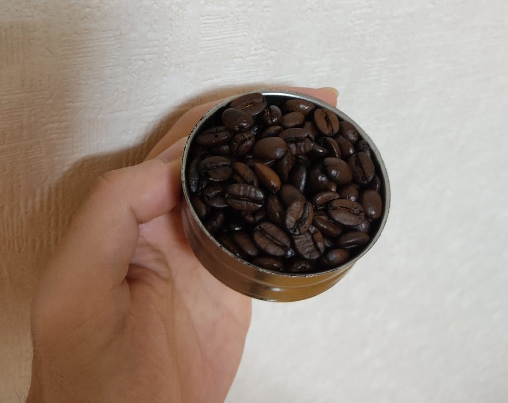 フィルターバスケットでコーヒー豆を軽量している様子を上から見た写真